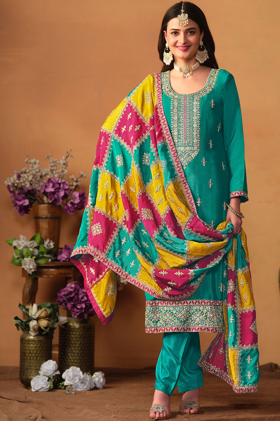 Costume Anarkali brodé de créateur moutarde