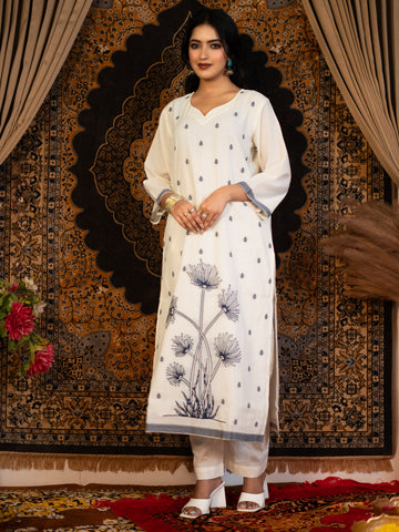 Elegant Ethnic Kurta Set with Sweetheart Neckline, Coordinated Pants, and Dupatta